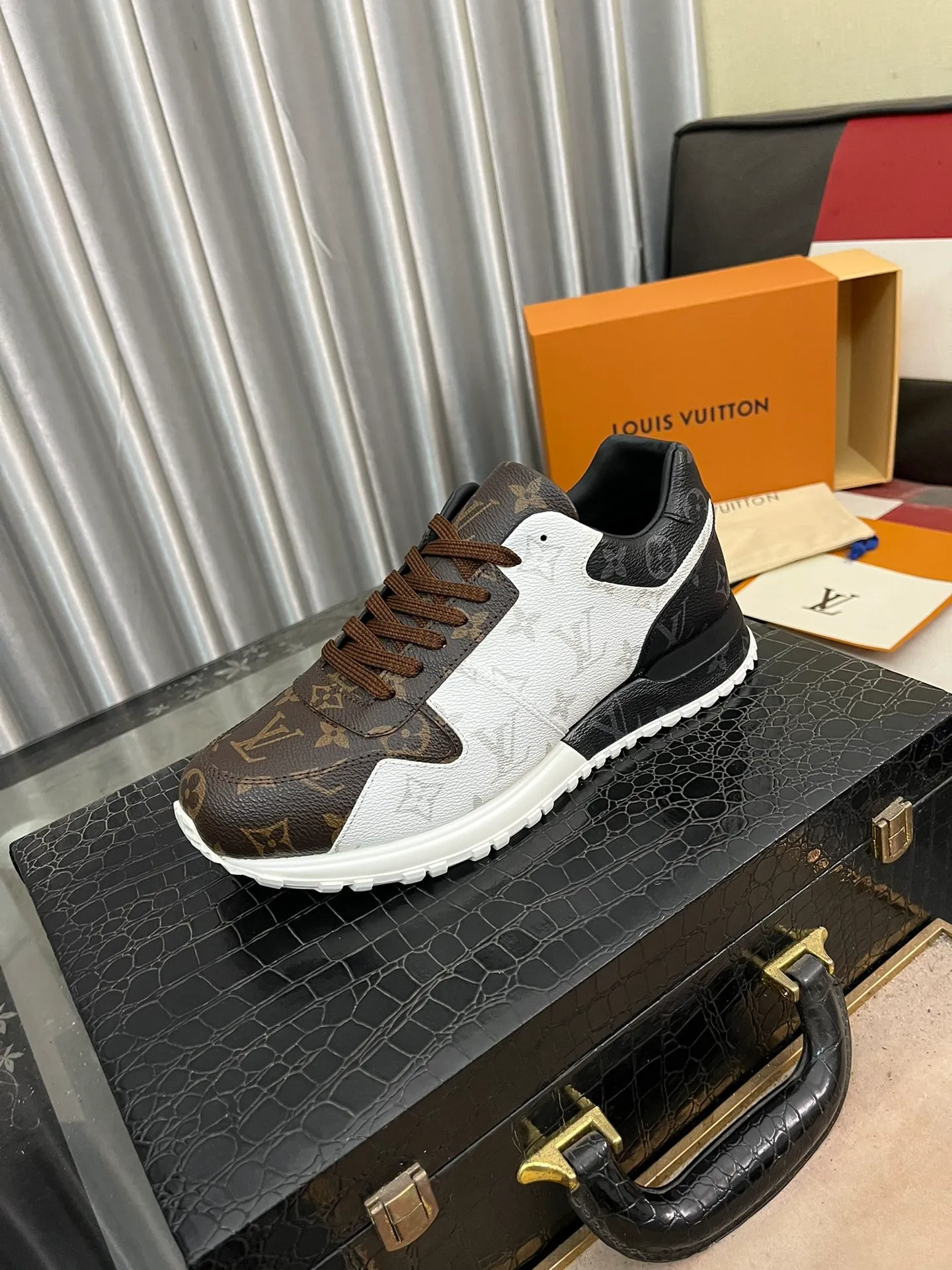 Men's shoes 💰540⌚️⌚️LV Louis Vuitton. The latest fashionable casual shoes are popular in physical stores. New spring and summer comfortable imported custom original cowhide, unique jacquard fabric element design. With sheepskin lining, Lv original base, [sun][sun] high-end packaging and high quality💪Details determine quality, code number 38-44